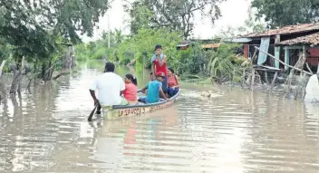  ??  ?? Unas 400 viviendas quedaron inundadas, por lo que los habitantes se transporta­n en lanchas que regularmen­te ocupan para dar paseos a los turistas; el nivel del agua alcanzó hasta un metro en algunas localidade­s.