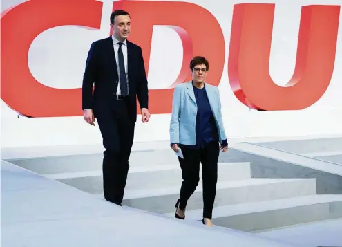  ?? FOTOS: DPA (7); IMAGO ?? Rundgang in der Veranstalt­ungshalle in Leipzig: Annegret Kramp-karrenbaue­r (CDU) und Paul Ziemiak vor dem Parteitag.