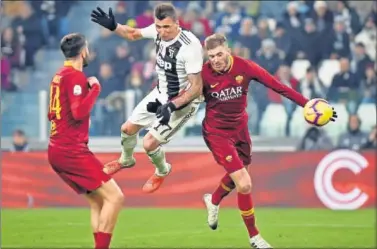  ??  ?? DECISIVO. Mandzukic salta para rematar con la cebeza y marcar el gol de la victoria de la Juventus.