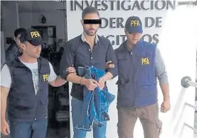 ??  ?? Acusado. Santos fue detenido cuando salía de su casa, en Núñez.