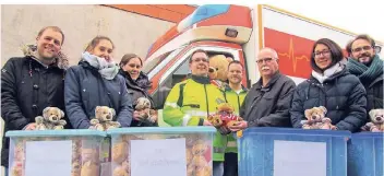  ?? FOTO: BOBERT ?? Freuen sich über die Tröstebäre­n (v.l.): Manuel Schotters, Marion Berger, Janine Lilienthal, Christian Lambertz, Markus Wennmacher, Joachim Bobert sowie Jana Sieberichs und Daniel Küppers.