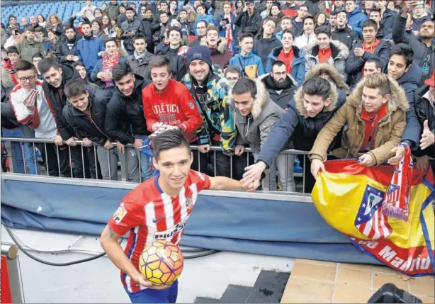  ??  ?? PRIMER CONTACTO CON LA AFICIÓN. Más de cuatrocien­tos aficionado­s fueron ayer por la mañana al Calderón para ver a Kranevitte­r dar sus primeros toques con la rojiblanca.