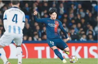  ?? EPA-Yonhap ?? PSG’s Lee Kang-in controls the ball during the UEFA Champions League round of 16 second leg football match against Real Sociedad in San Sebastian, Spain, Tuesday.