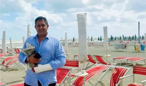  ??  ?? Con il gomito rotto Giovanni Toti, 48 anni, nell’immagine postata sul suo profilo Twitter in spiaggia a Fiumaretta dopo l’incidente al braccio