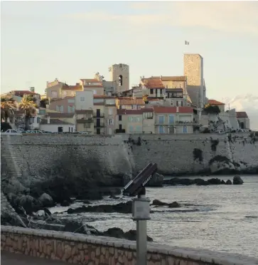  ??  ?? Visitors to Antibes can enjoy the amenities — and food — of the city and still be within sight of gorgeous water views.