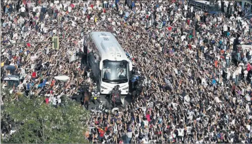  ??  ?? OLLA A PRESIÓN. Sergio Ramos quiere que la afición se concentre en la Plaza de los Sagrados Corazones para recibir a los jugadores.