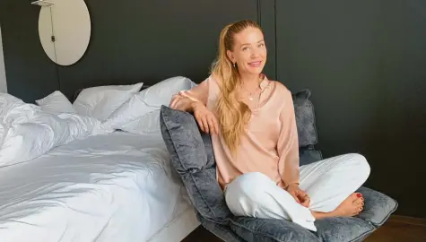  ?? Foto: Vanessa Maier ?? Vanessa Maier aus Würzburg klärt als Bloggerin über ihre Krankheit Endometrio­se auf. An manchen Tagen macht ihr die Krankheit so schwer zu schaffen, dass sie das Bett nicht verlassen kann.