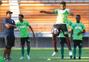  ?? ANGGER BONDAN/JAWA POS ?? KUAT: Bek tengah Persebaya Fandry Imbiri mengontrol bola di Gelora Bung Tomo kemarin sore.