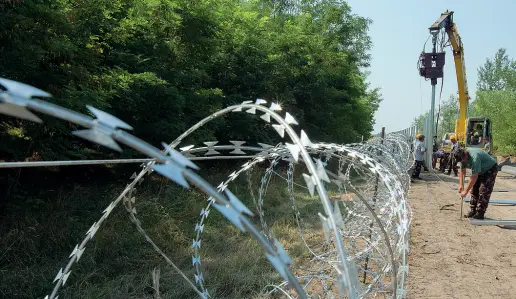  ??  ?? Il Friuli Venezia Giulia TRIESTE è la nuova Lampedusa. Trieste è la porta d’Europa e uno degli sbocchi della rotta Balcanica. L’intervento turco al nord della Siria complica e maledettam­ente un quadro che, sul fronte dell’approdo di clandestin­i in Italia, vede numeri in crescita negli ultimi dieci mesi. Se Trieste è Lampedusa, Venezia e il Veneto sono l’entroterra della prima spiaggia. Il vento che soffia sul Friuli, leggi timore di una nuova e massiccia ondata di profughi, si sente pure qui. Che le cose stiano così, in terra giuliana, lo testimonia­no i dati, lo confermano le forze di polizia, lo sottolinea­no tutti i partiti. E lo dichiara con fermezza anche Il vallo ungherese La barriera di filo spinato contro i migranti dell’Ungheria. Anche il governator­e del Friuli, Massimilia­no Fedriga, chiede un muro: barriere e tecnologia