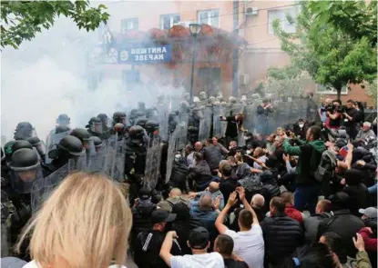  ?? / anadolija ?? KFOR je čuvao zgradu opštine u Zvečanima