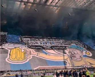  ?? AFP ?? La coreografi­a della Curva Nord prima dell’ultimo derby, il 15 aprile