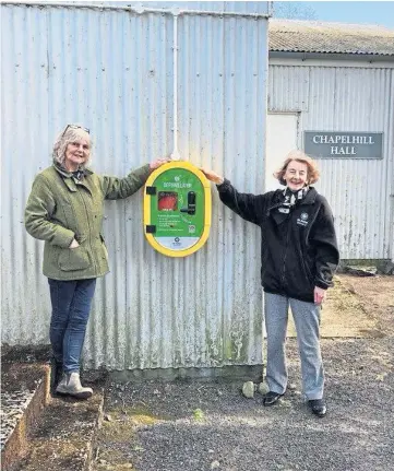  ??  ?? MAKING A DIFFERENCE: Olly O’grady, left, and Amanda Farquhar and Janice Webster from St John Scotland with one of the defibrilla­tors.