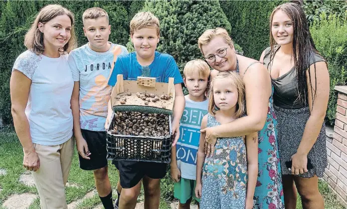  ?? MARC CARNICÉ ?? La família d’Uliana Kovaltxik, amb els cargols que van recollir fa uns dies i que reserven per a la festa major de Guissona, el seu poble d’acollida