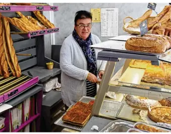  ??  ?? Dans la boulangeri­e de Martin-Eglise, le pâté aux poires fait un tabac !