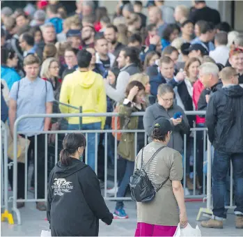  ?? GERRY KAHRMANN ?? General-admission ticket holders for the U2 concert on May 12 were stuck in a confusing lineup behind the security check, causing them to miss Mumford & Sons, the concert’s opening act.