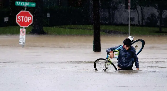  ?? FOTO: EPA / MICHAEL WYKE ?? UPPVäRMNIN­G. Orkanen Harvey blev intensiv för att ytvattnet kring de karibiska öarna var varmare än förut. Det fick svåra konsekvens­er för James Archiable och tusentals andra invånare i Texas i augusti, men det lär inte påverka USA:s klimatpoli­tik på...