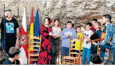  ?? ?? Los niños, extasiados ante el arte del Niño de las Cuevas y Antonio de Quero.