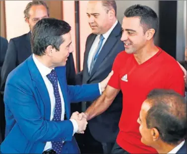  ??  ?? Martínez Peón, presidente de As, saluda a Xavi Hernández.
