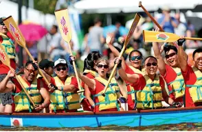 ??  ?? Des élèves de l’Institut Confucius participen­t à une course de bateaux organisée à l’occasion de la fête des Bateaux-Dragons à New York, le 7 août 2016. Sur la photo, ils laissent éclater leur joie après avoir passé la ligne d’arrivée.