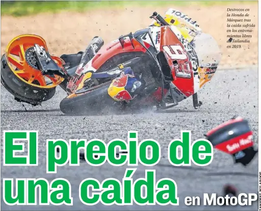  ??  ?? Destrozos en la Honda de Márquez tras la caída sufrida en los entrenamie­ntos libres de Tailandia en 2019.