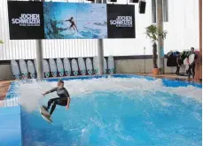  ?? FOTO: PATRIK STÄBLER ?? Auf der stehenden Welle dürfen Surfer zeigen, was sie auf dem Brett so können.