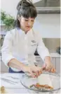  ?? ?? Chiara Pavan, nella nostra cucina di redazione, impegnata in alcuni passaggi delle ricette di questo servizio. Ispirate ai suoi piatti-firma, sono riadattate per poter essere replicate a casa.