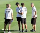  ??  ?? ARTICULAÇÃ­O. Tiago Mendes em diálogo com os adjuntos antes do início do treino