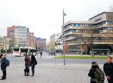  ?? BILD: Archiv ?? Aktuell: So ist heute der Blick in die Moslestraß­e. Das linke hohe Gebäude der Öffentlich­en Versicheru­ng soll abgerissen werden.