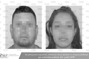  ??  ?? POR POSESIÓN de una pistola y droga, fue asegurada esta pareja junto con una camioneta sin placas de circulació­n.