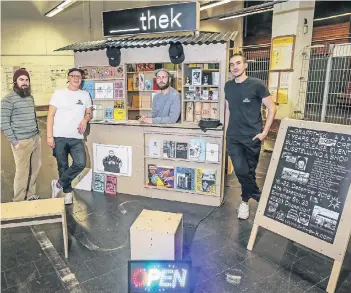  ?? RP-FOTO: HANS-JÜRGEN BAUER ?? Christof Schumacher, Deniz Weber, Manuel Boden und Raoul Gottschlin­g (v.l.) haben den ersten Teil ihres Pop-up-Konzepts in der alten Paketpost umgesetzt.