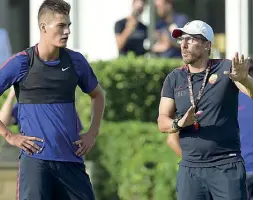  ??  ?? A colloquio Patrik Schick, a sinistra, con il tecnico Eusebio Di Francesco