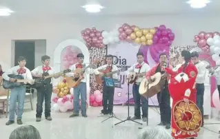  ?? ?? ▮ Las asistentes disfrutaro­n de la música de mariachi en vivo.