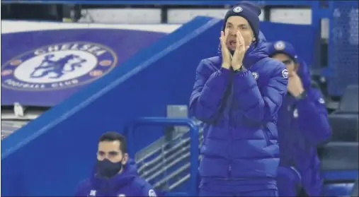  ??  ?? Thomas Tuchel da instruccio­nes desde la banda en su debut como entrenador del Chelsea ante el Wolves.