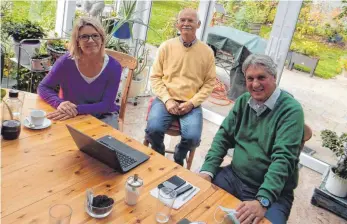  ?? FOTO: REGINA BRAUNGART ?? Elke Rees, Albrecht Dapp und Gert Forschner (v.l.) bei einer Besprechun­g. Sie freuen sich über weitere Mitglieder und Mitarbeit, etwa zur Aktualisie­rung der Homepage. Im Frühjahr soll eine analoge Versammlun­g des Krankenhau­s-Fördervere­ins stattfinde­n.