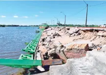  ??  ?? La costanera de Pilar sufrió un desmoronam­iento hace unos días por efecto de las torrencial­es lluvias.