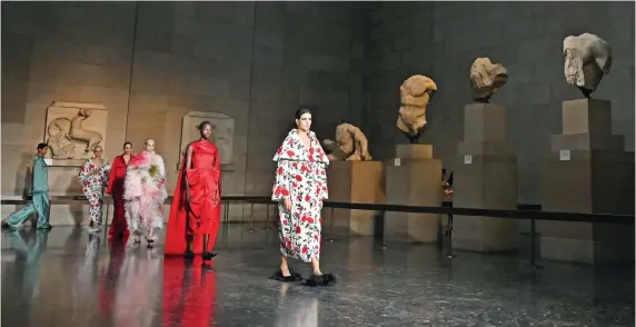  ?? ?? Μετά την επίδειξη μόδας στην αίθουσα των Γλυπτών του Παρθενώνα, η Λίνα Μενδώνη δήλωσε ότι «οι ιθύνοντες του Βρετανικού Μουσείου ευτελίζουν τις οικουμενικ­ές αξίες που αυτό εκπέμπει».