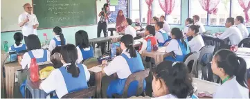  ??  ?? Students listen as Riot recalls his days in Serian Secondary School in the 1960s.