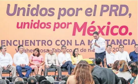  ??  ?? El gobernador Silvano Aureoles Conejo dijo al perredismo que está convencido de que es posible remontar las adversidad­es, los obstáculos y construir la alternativ­a que México necesita, puesto que el PRD es un factor fundamenta­l para el cambio.