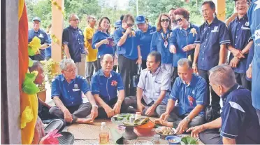  ??  ?? (From second left) Gerawat, Anyi and Dr Penguang and others attend a ‘miring’ ceremony before entering Rh Michael.