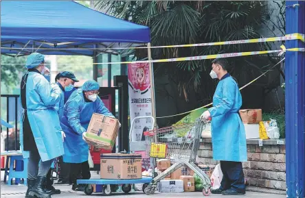  ?? LI HONGBO / FOR CHINA DAILY ?? Community workers prepare daily necessitie­s for residents in an area with a high COVID risk in Chongqing on Monday. The city identified 178 local COVID cases and 6,157 asymptomat­ic carriers on Monday.