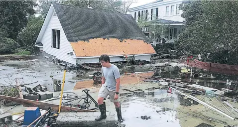  ??  ?? Las personas buscan lo que ha quedado de sus casas entre los escombros en New Bern, Carolina del Norte.