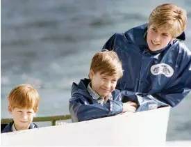  ?? FOTO: HANS DERYK/TT-AP ?? Prinsessan Diana avgudade sina söner. Här är trion på Niagarafal­len. Prins
■ Harry är sju år och prins William är nio år.