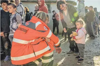  ?? FOTO: MARION MARTIN JOHANNITER ?? In Albanien gehen die Pakete der Johanniter-Weihnachts­trucker ans Kloster von Schwester Christina in Shkodra. Dort werden Kranke und alte Menschen umsorgt, und Waisenkind­er haben ein Zuhause gefunden.