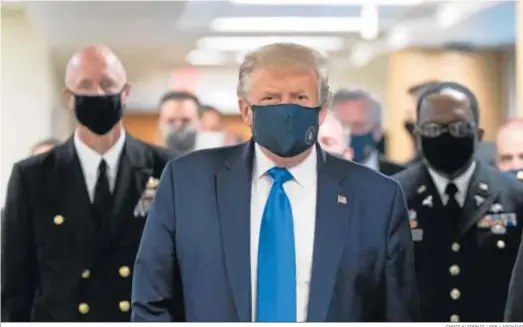  ?? CHRIS KLEPONIS / EFE / ARCHIVO ?? El presidente de los Estados Unidos, Donald Trump, rodeado por su cúpula militar, en una visita a heridos de guerra.