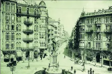  ??  ?? El monumento al muy querido Josep Anselm Clavé fue alzado en la rambla Catalunya