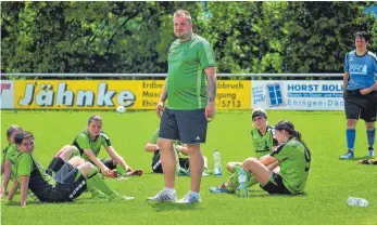  ?? SZ-FOTO: MAS ?? Trotz des Abstiegs aus der Verbandsli­ga bleiben Trainer Steffen Kemedinger (vorn) in Granheim und das Team zusammen.