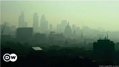  ??  ?? La ciudad de Londres, en Inglaterra, cubierta de smog.