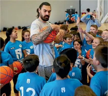  ?? PHOTOS: KAVINDA HERATH/STUFF ?? NBA star Steven Adams running a training camp at ILT Stadium Southland.