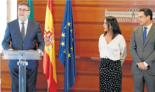  ?? EFE ?? Juanma Moreno y Marta Bosquet, en la toma de posesión de Antonio López como presidente de la Cámara de Cuentas en septiembre de 2019.