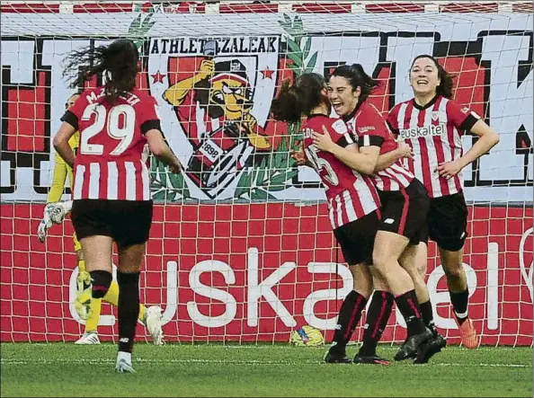  ?? FOTO: JUAN ECHEVERRÍA ?? Gol y tres puntos Las rojiblanca­s felicitan a Mariana por el tanto que sirvió para sumar los tres puntos ante el Alhama de Murcia